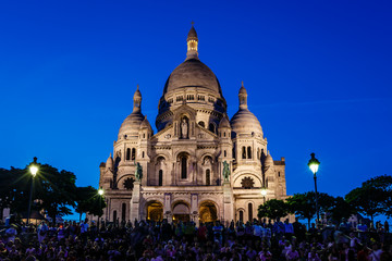 Obraz premium Sacre Coeur Cathedral on Montmartre Hill at Dusk, Paris, France