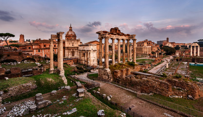 Fototapeta na wymiar Panorama Forum Romanum (Foro Romano) o zachodzie słońca, Rzym, Włochy