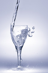 Versamento acqua dalla brocca al bicchiere in  trasparenza