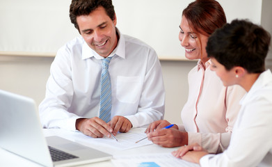 Obraz premium Charming hispanic colleagues working on documents