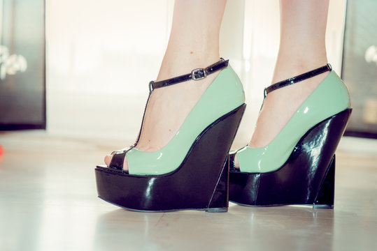 Chaussures compensées verni noir et vert