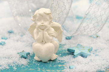 Engel und Sterne im Schnee