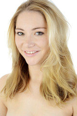 Hübsche Frau mit blonden Haaren