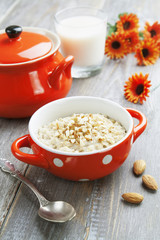 Oatmeal with almonds