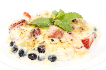 berries in cream sauce