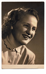 - portrait - Circa 1945 - An unidentified young woman © kuco