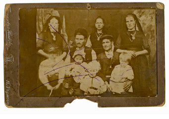 Fototapeta na wymiar BULGARIA, CIRCA 1920 - traditional family, Bulgaria