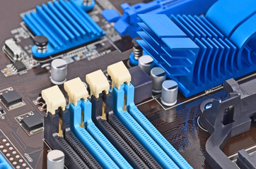 Printed computer motherboard with RAM connector slot