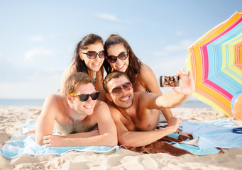 Obraz premium group of people taking picture with smartphone