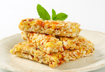 Apricot and apple cereal bars