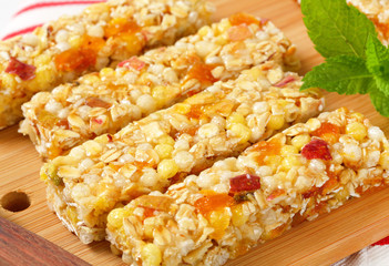 Apricot and apple cereal bars