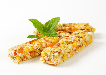 Apricot and apple cereal bars