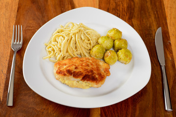Schnitzel Cordon bleu, Spätzle und Rosenkohl, Mahlzeit
