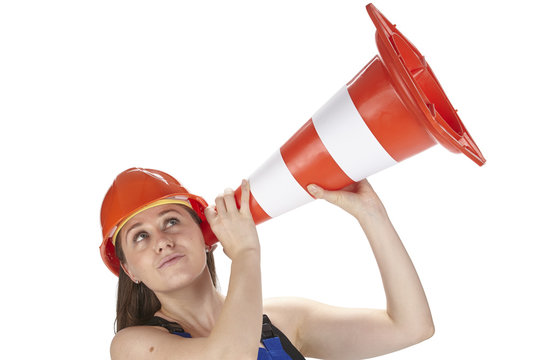 Bauarbeiterin nutzt Pylon als Megaphon