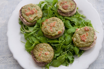 Obraz premium Überbackene Champignons auf Rucola Salat