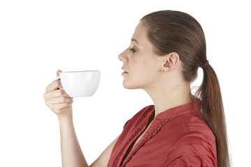Jnge Frau mit Kleid trinkt eine Tasse Kaffee (Profil)