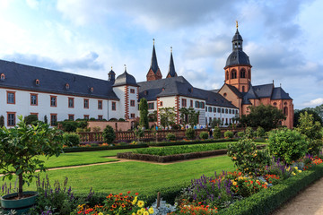 Fototapeta na wymiar Klostergarten und Basilika in Seligenstadt, Deutschland