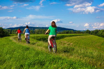 Obraz premium Healthy lifestyle - family cycling