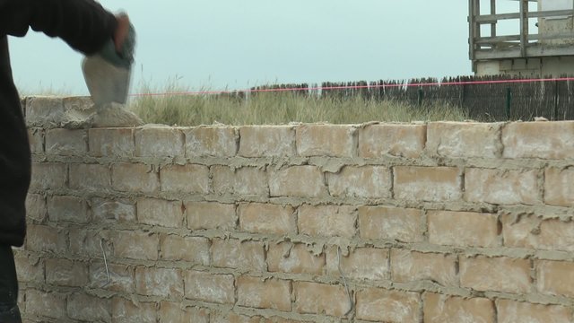 un ma&ccedil;on au travail