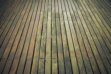 Deck de madera. Esterior de jardín.