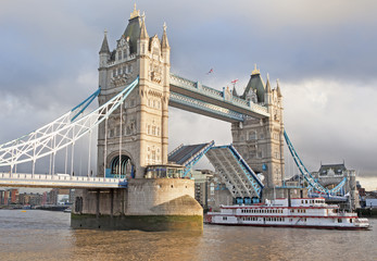 Obraz premium Tower Bridge open and boat passing through, London, England, UK
