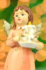 dekoracja bożonarodzeniowa, figurka aniołka na tle bokeh - obrazy, fototapety, plakaty