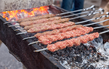 Preparation of meat slices in sauce on fire