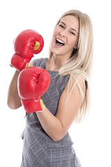 Isolierte Frau mit Boxhandschuhen - Karriere und Erfolg