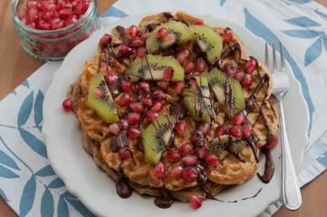 Waffeln mit Schokolade und Früchten