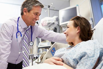 Female Patient Talking To Male Consultant In Emergency Room
