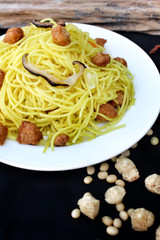 Stir-fried chinese noodles with soy protein