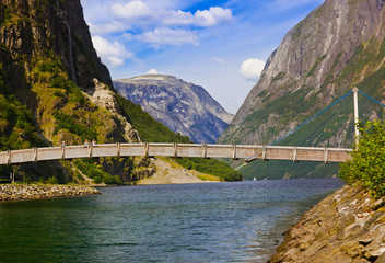 Obraz na płótnie Canvas Most przez fiord Sognefjord - Norwegia