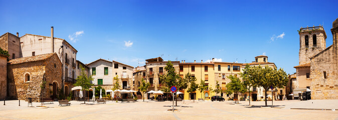Obraz premium Panorama of town square. Besalu