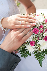 Obraz na płótnie Canvas newlyweds hands