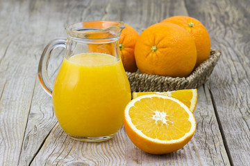 Fototapeta na wymiar orange juice and fresh fruits