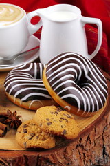 Ciambelle zebrate con glassa al cioccolato