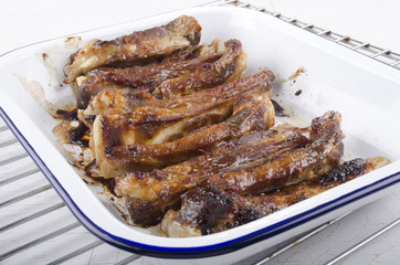 fresh grilled spare ribs in an enamel bowl