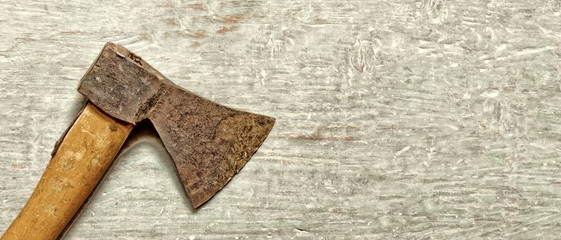 kleines beil auf holz