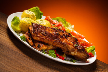 Tasty grilled ribs with vegetables