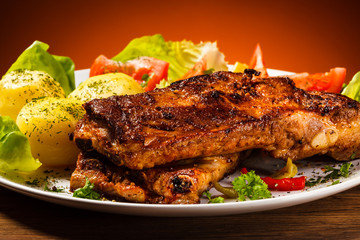 Tasty grilled ribs with vegetables