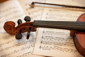 Obraz na płótnie Canvas violin bow and notes