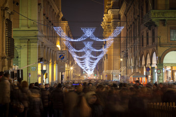 Bologna, human tide to hunt for Christmas gifts.