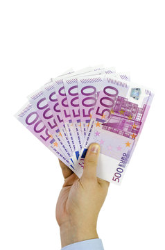 Hand hält 500-Euro-Geldscheine auf weißem Hintergrund