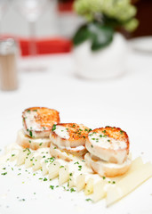 Fried scallops with white asparagus and cream sauce
