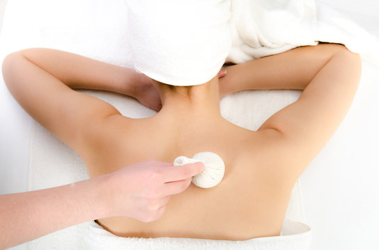 wellnessbehandlung mit kruterstempel