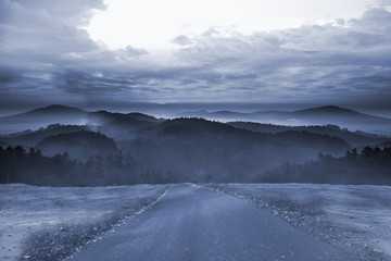 Road leading out to the horizon at night © WavebreakMediaMicro