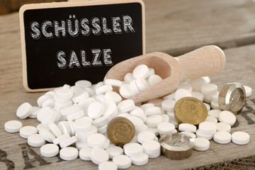 Schüssler Salze mit Gewichten, Tafel und Holzlöffel