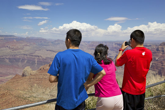 touristes devant le Grand Canyon, Arizona