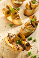Crostini with mushrooms