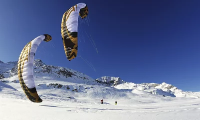 Zelfklevend Fotobehang Wintersport snowkiten im winter